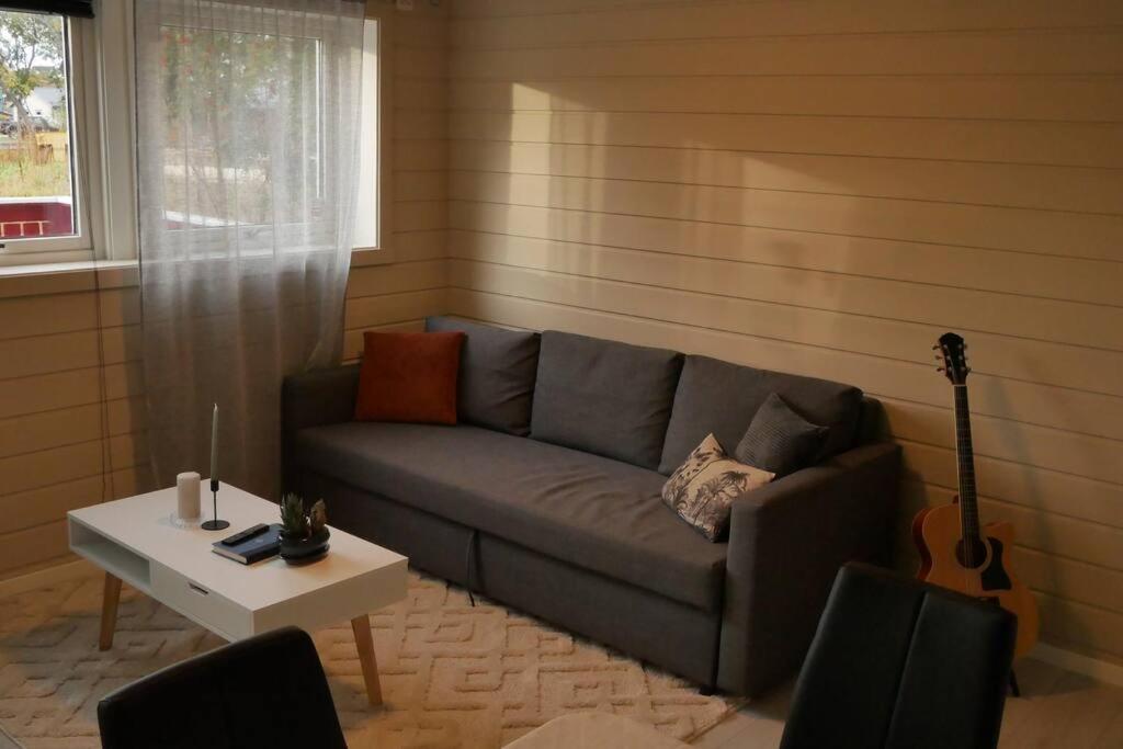 Nyrenovert Leilighet Med Gratis Parkering Leknes Exterior foto