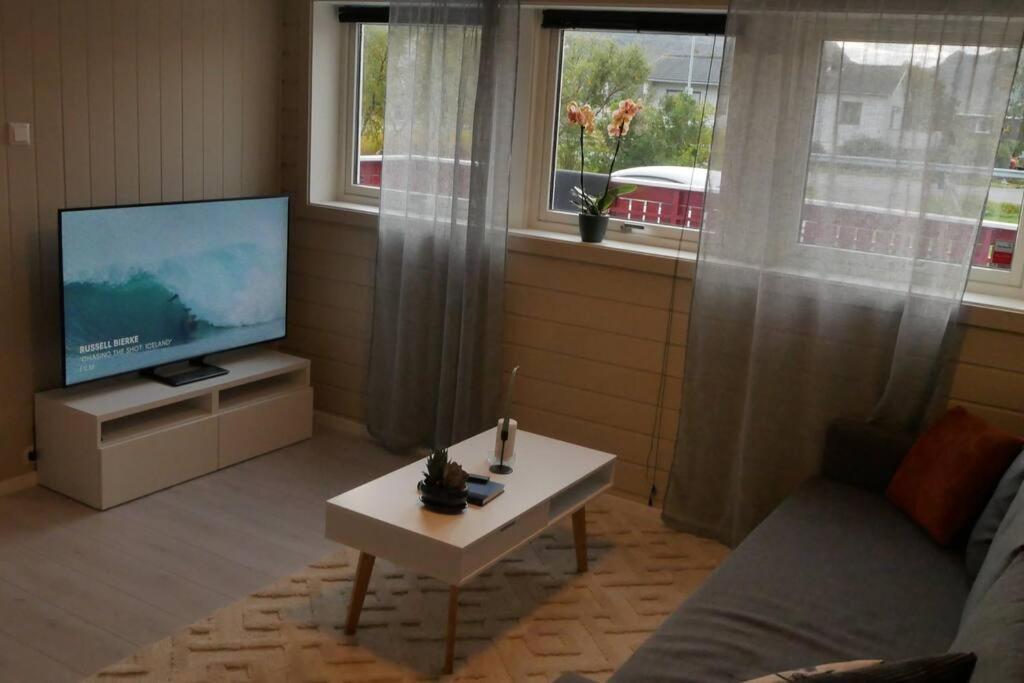 Nyrenovert Leilighet Med Gratis Parkering Leknes Exterior foto